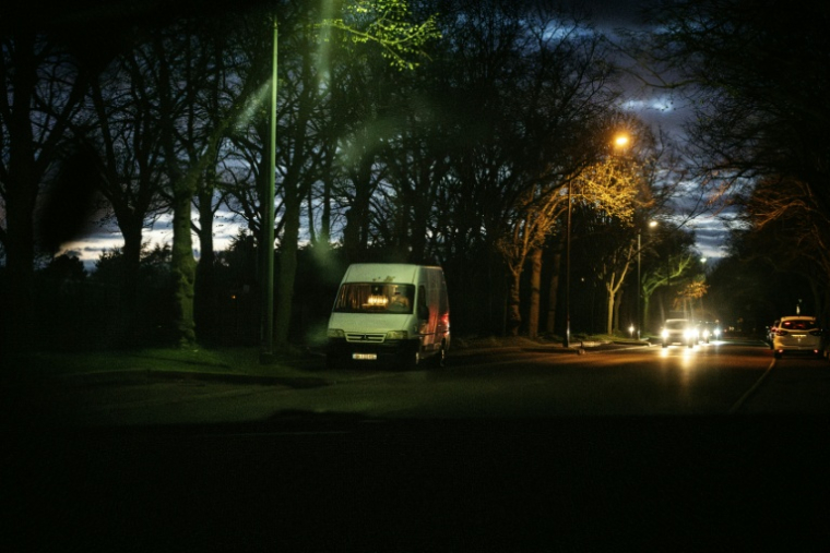 Une prostituée au bois de Vincennes le 30 mars 2024, à l'est de Paris ( AFP / JULIEN DE ROSA )