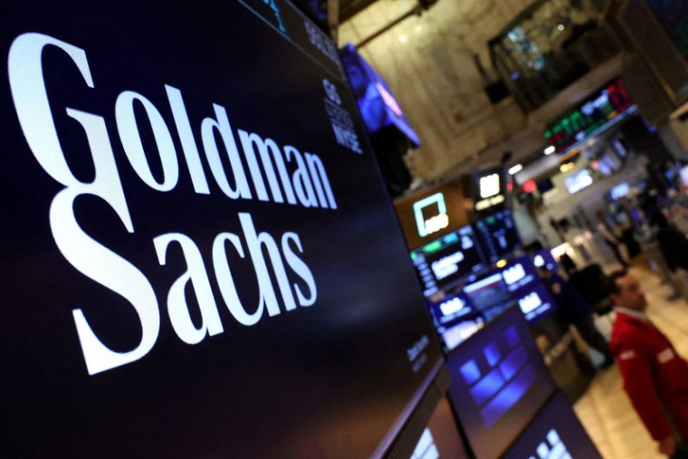 Un écran affiche le logo de Goldman Sachs