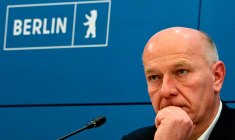Le maire de Berlin Kai Wegner, le 3 janvier 2026 à Berlin lors d'une panne d'électricité ( AFP / Tobias SCHWARZ )