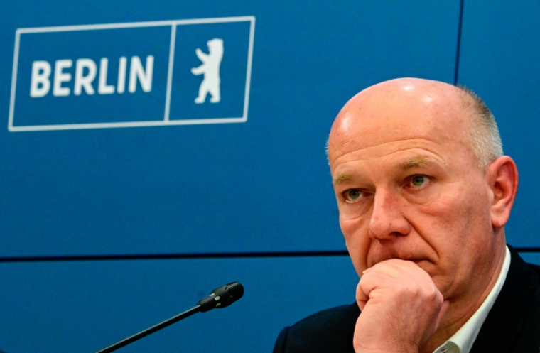 Le maire de Berlin Kai Wegner, le 3 janvier 2026 à Berlin lors d'une panne d'électricité ( AFP / Tobias SCHWARZ )