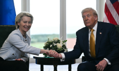 Les eurodéputés veulent suspendre la mise en oeuvre de l'accord commercial conclu l'été dernier entre l'UE et les Etats-Unis ( AFP / Brendan SMIALOWSKI )