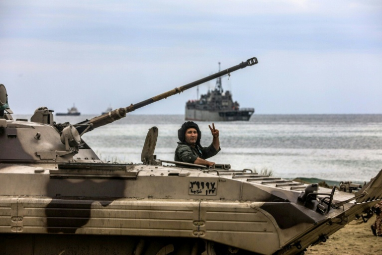 Photo fournie par le bureau de l'armée iranienne, le 30 décembre 2022, d'un soldat iranien lors d'un exercice militaire sur la plage de Makran dans le golfe d'Oman, près du détroit d'Ormuz ( Iranian Army office / - )