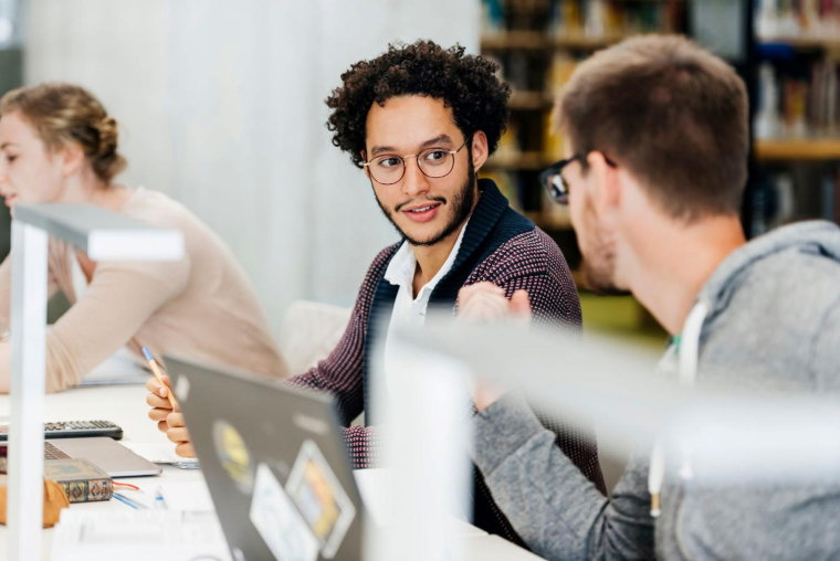 Le PEA Jeune offre des avantages fiscaux attractifs et donne un cadre pour faire ses premiers pas en Bourse. ( crédit photo : GettyImages )