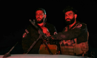 Des membres des forces de sécurité syriennes à un poste de contrôle à l'entrée de Jaramana, près de Damas, après des violences confessionnelles entre groupes armés liés au pouvoir et combattants druzes, le 2 mai 2025  ( AFP / OMAR HAJ KADOUR )