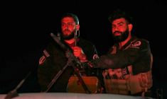 Des membres des forces de sécurité syriennes à un poste de contrôle à l'entrée de Jaramana, près de Damas, après des violences confessionnelles entre groupes armés liés au pouvoir et combattants druzes, le 2 mai 2025  ( AFP / OMAR HAJ KADOUR )