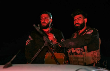 Des membres des forces de sécurité syriennes à un poste de contrôle à l'entrée de Jaramana, près de Damas, après des violences confessionnelles entre groupes armés liés au pouvoir et combattants druzes, le 2 mai 2025  ( AFP / OMAR HAJ KADOUR )