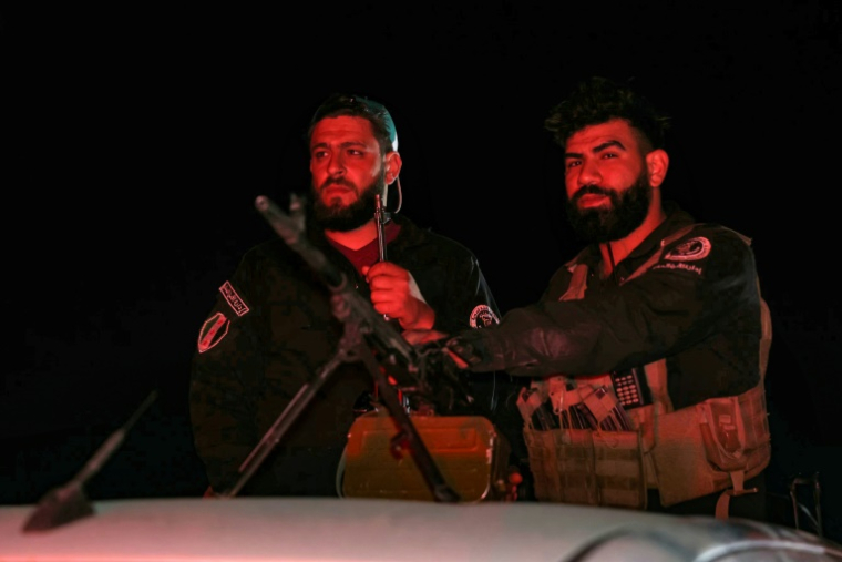 Des membres des forces de sécurité syriennes à un poste de contrôle à l'entrée de Jaramana, près de Damas, après des violences confessionnelles entre groupes armés liés au pouvoir et combattants druzes, le 2 mai 2025 ( AFP / OMAR HAJ KADOUR )