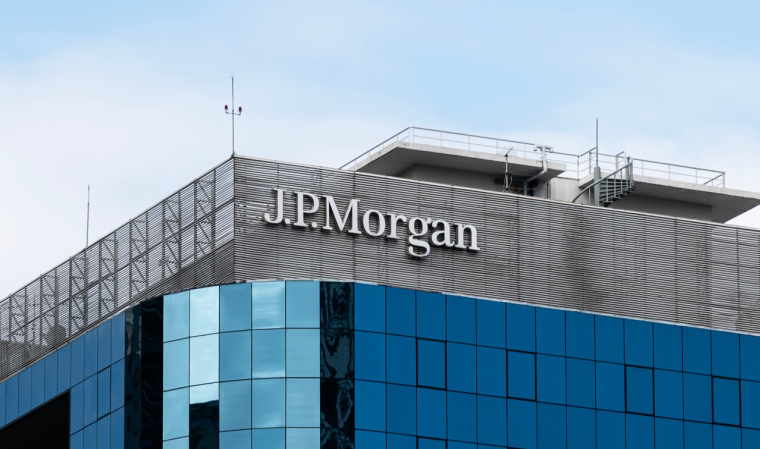 Le logo JP Morgan sur un des bâtiments du groupe bancaire. (Crédits: Adobe Stock)
