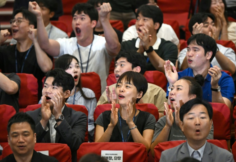 Des militants du Parti démocrate de Corée du Sud réagissent aux résultats des élections locales, le 3 juin 2026 à Séoul ( AFP / Jung Yeon-je )
