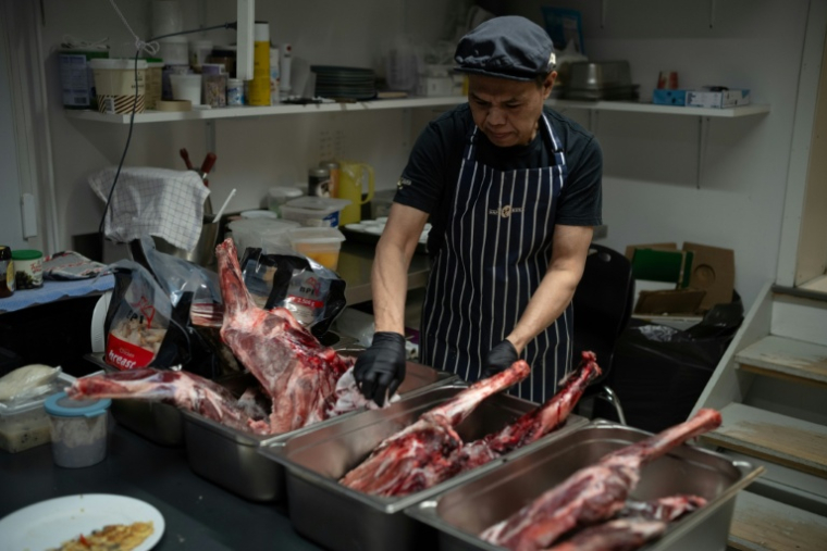 Un employé asiatique dans un restaurant à Ilulissat, au Groenland, le 18 mars 2026 ( AFP / Florent VERGNES )