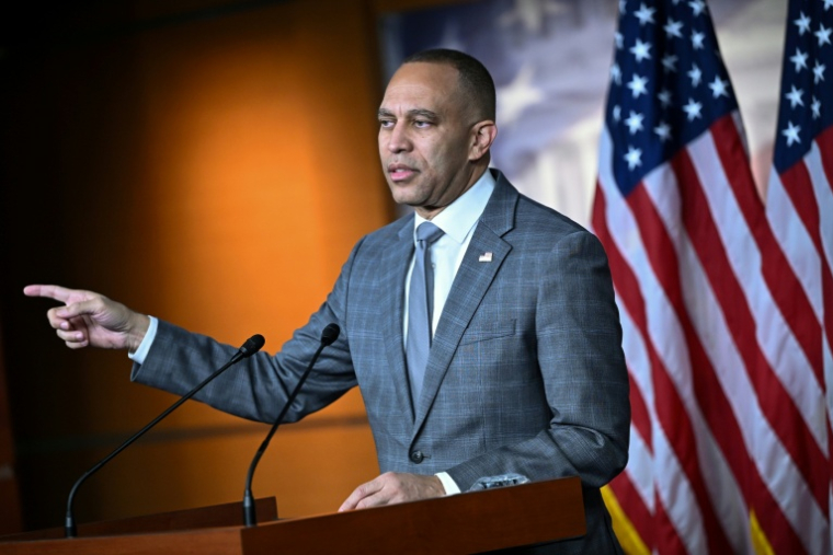Le chef de la minorité démocrate à la Chambre américaine des représentants, Hakeem Jeffries, lors d'une conférence de presse au Capitole de Washington, le 4 novembre 2025 ( AFP / Mandel NGAN )