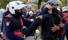 La police intercepte un manifestant à Tirana, le 15 octobre 2026 ( AFP / Adnan Beci )