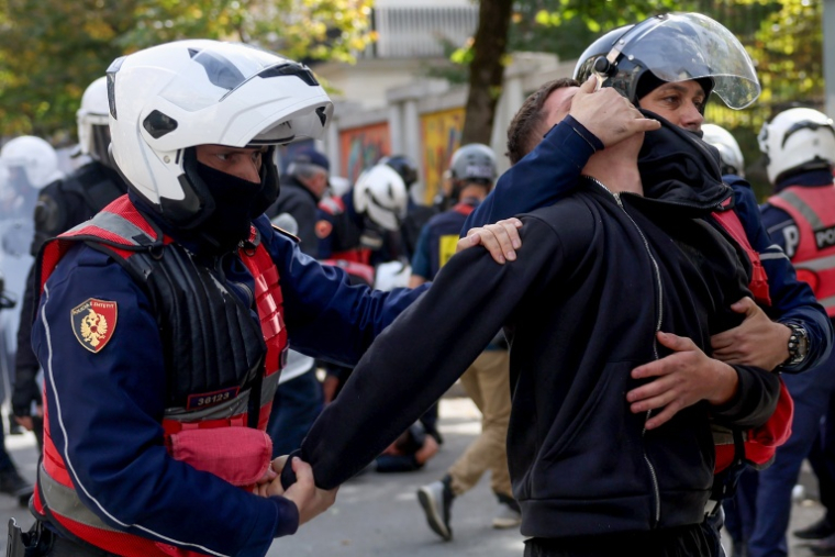 La police intercepte un manifestant à Tirana, le 15 octobre 2026 ( AFP / Adnan Beci )