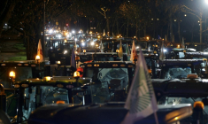 Des agriculteurs en tracteurs circulent en convoi à Paris lors d'une manifestation pour exiger une "action concrète et immédiate" du gouvernement, le 13 janvier 2026 ( AFP / GEOFFROY VAN DER HASSELT )