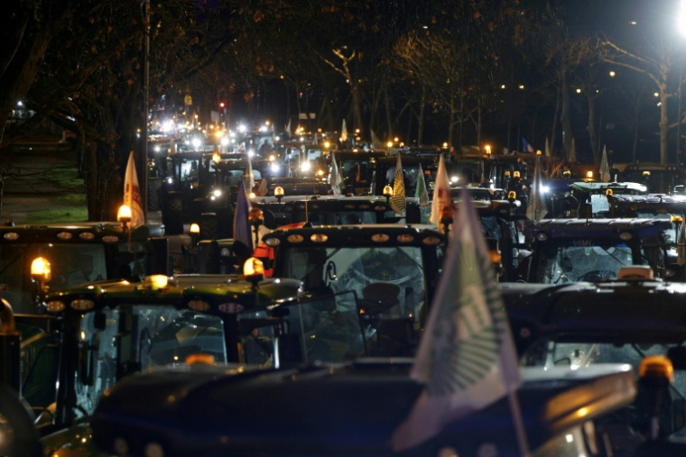 Des agriculteurs en tracteurs circulent en convoi à Paris lors d'une manifestation pour exiger une "action concrète et immédiate" du gouvernement, le 13 janvier 2026 ( AFP / GEOFFROY VAN DER HASSELT )
