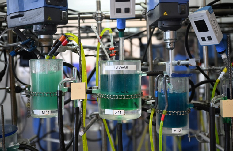 Un appareil séparant le nickel et le lithium, dans une usine à Trappes. ( AFP / EMMANUEL DUNAND )