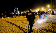 LA POLICE DISPERSE LA FOULE À BARCELONE QUI FÊTE LE DÉCONFINEMENT