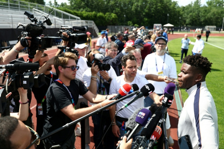 Le gardien français Brice Samba (à droite) parle aux journalistes avant un entraînement des Bleus le 11 juin 2026 à la Bentley University de Boston le 11 juin 2026 ( AFP / FRANCK FIFE )