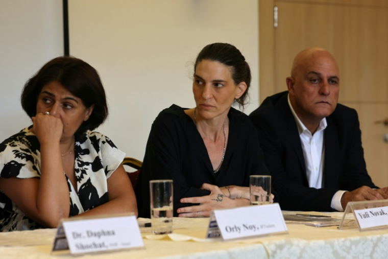 Photo d'archive d'une conférence de l'ONG israélienne B'Tselem, le 28 juillet 2025 à Jérusalem, avec à droite le directeur des opérations de l'ONG, Kareem Jubran ( AFP / Ahmad GHARABLI )