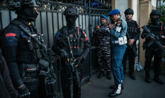 Des officiers des services de déminage devant l'entrée d'un établissement scolaire à Jakarta le 7 novembre 2025 ( AFP / YASUYOSHI CHIBA )