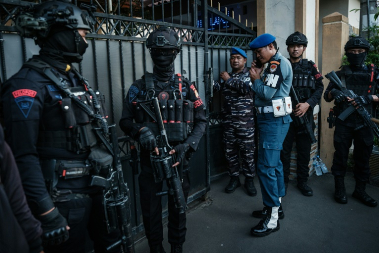 Des officiers des services de déminage devant l'entrée d'un établissement scolaire à Jakarta le 7 novembre 2025 ( AFP / YASUYOSHI CHIBA )