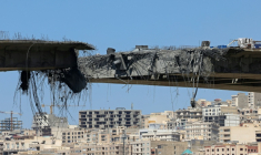Le pont B1 détruit à Karaj, au lendemain d'une frappe américaine, le 3 avril 2026 en Iran ( AFP / ATTA KENARE )