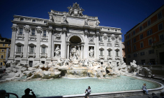 Les visiteurs se pressent à nouveau devant la fontaine de Trevi à Rome mais, en dehors du tourisme, l'économie montre des signes d'affaiblissement. (© Filippo Monteforte /AFP)