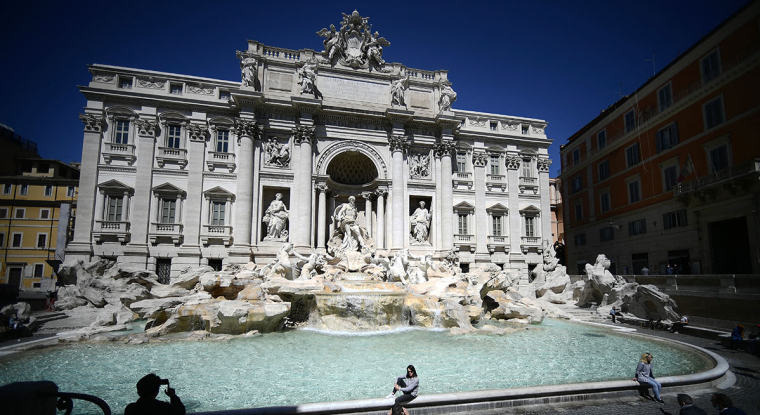 Les visiteurs se pressent à nouveau devant la fontaine de Trevi à Rome mais, en dehors du tourisme, l'économie montre des signes d'affaiblissement. (© Filippo Monteforte /AFP)