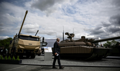 Un canon automoteur Caesar et un char Leclerc au salon Eurosatory à Villepinte, au nord de Paris, le 17 juin 2024 ( AFP / JULIEN DE ROSA )
