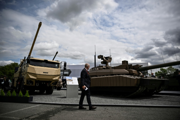 Un canon automoteur Caesar et un char Leclerc au salon Eurosatory à Villepinte, au nord de Paris, le 17 juin 2024 ( AFP / JULIEN DE ROSA )
