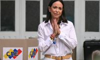 La cheffe de l'opposition au Venezuela, Maria Corina Machado, dans un bureau de vote lors de l'élection présidentielle, à Caracas, le 28 juillet 2024 ( AFP / Federico PARRA )