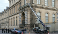 Des policiers à côté du monte-charge utilisé par des voleurs pour entrer dans le musée du Louvre, le 19 octobre 2025 ( AFP / Dimitar DILKOFF )
