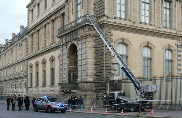 Des policiers près d'un monte-charge utilisé lors d'un cambriolage au musée du Louvre, le 19 octobre 2025 à Paris ( AFP / Dimitar DILKOFF )