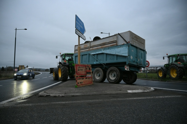 Des tracteurs de l'organisation des Jeunes agriculteurs bloquent un rond-pont près de l'auroute  A61 à Castelnaudary dans le sud-ouest de la France le 17 décembre ( AFP / Matthieu RONDEL )
