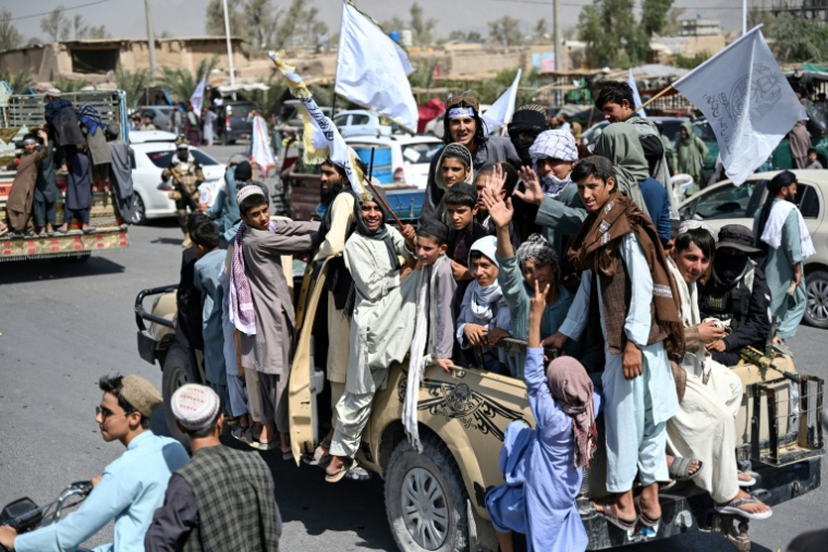 Des Afghans lors des célébrations du cinquième anniversaire du retour des talibans au pouvoir, le 15 août 2026 à Kandahar  ( AFP / Sanaullah SEIAM )