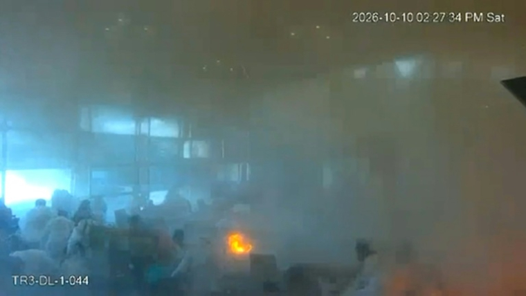 Capture d'écran tirée d'images de vidéosurveillance, diffusée par le ministère saoudien des Médias, le 11 octobre 2026, montrant l'aéroport international de Ryad touché par une frappe houthie, le 10 octobre 2026 ( SAUDI MEDIA MINISTRY / - )