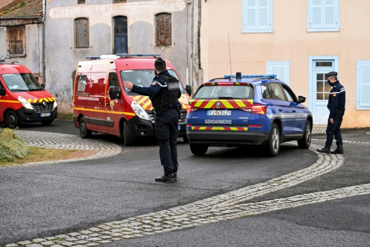 Des pompiers et des gendarmes dans le village de Saint-Just, le 23 décembre 2020, où trois gendarmes ont été tués tués par un homme armé lors d'une intervention pour violences conjugales ( AFP / OLIVIER CHASSIGNOLE )