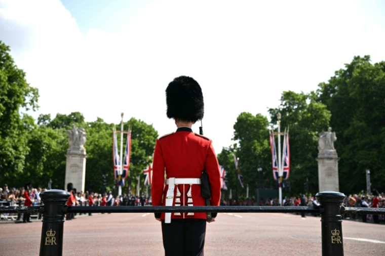 Un soldat britannique monte la garde avant la parade militaire célébrant l'anniversaire du roi Charles III le 14 juin 2025 ( AFP / Ben STANSALL )