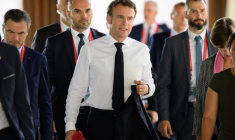 Le président français Emmanuel Macron arrive à une réunion des dirigeants du G20 à Bali après une explosion en territoire polonais la veille