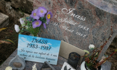 La tombe d’Inass Touloub, la "martyre de l'A10" dont le corps mutilé a été retrouvé en 1987, le 1er octobre 2026 dans le cimetière de Suèvres, dans le Loir-et-Cher ( AFP / Alain JOCARD )