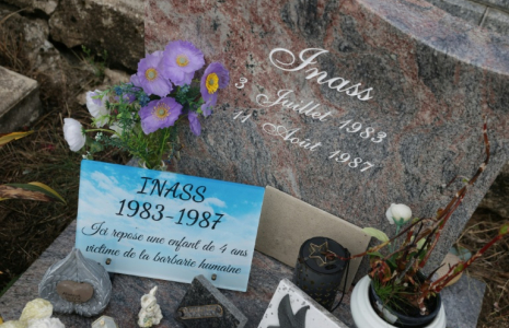 La tombe d’Inass Touloub, la "martyre de l'A10" dont le corps mutilé a été retrouvé en 1987, le 1er octobre 2026 dans le cimetière de Suèvres, dans le Loir-et-Cher ( AFP / Alain JOCARD )