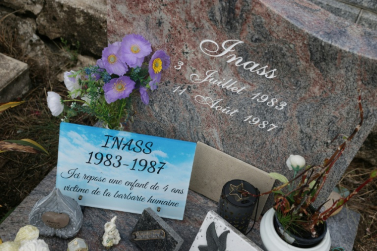 La tombe d’Inass Touloub, la "martyre de l'A10" dont le corps mutilé a été retrouvé en 1987, le 1er octobre 2026 dans le cimetière de Suèvres, dans le Loir-et-Cher ( AFP / Alain JOCARD )