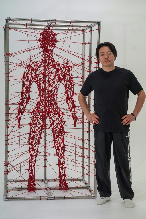 Hajime Kinoko, l'un des plus connus artistes japonais de "shibari", l'art des cordes, le 26 mai 2025 à Tokyo ( AFP / Caroline GARDIN )