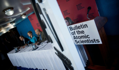 Des membres du Bulletin des scientifiques atomistes présentent l'horloge de l'apocalypse, le 25 janvier 2018 à Washington ( AFP / Brendan Smialowski )