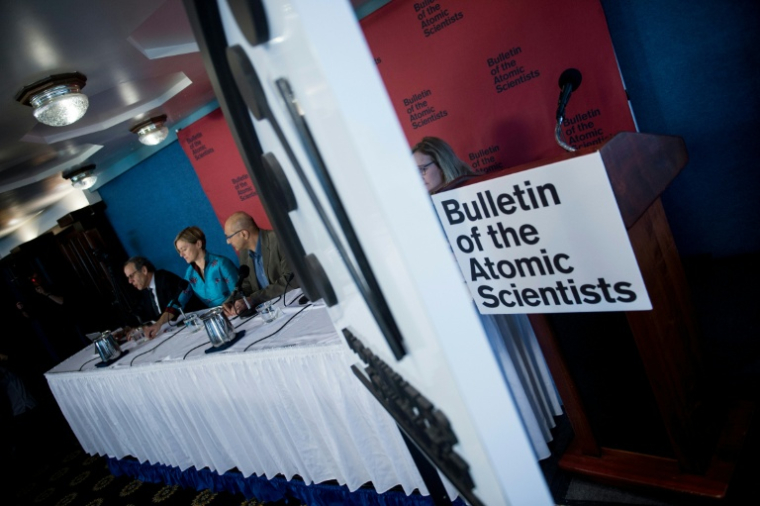 Des membres du Bulletin des scientifiques atomistes présentent l'horloge de l'apocalypse, le 25 janvier 2018 à Washington ( AFP / Brendan Smialowski )