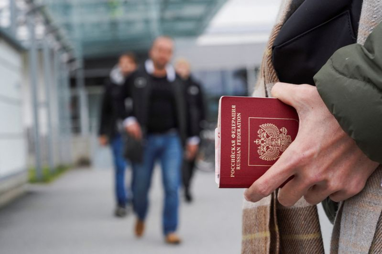 Photo d'une personne tenant son passeport russe