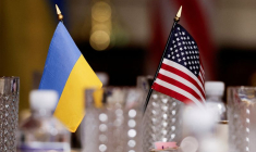 Les drapeaux de l'Ukraine et des États-Unis sont représentés au Pentagone, à Washington, États-Unis