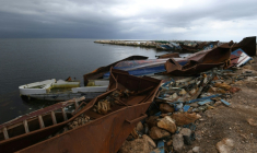 Les restes d'embarcations utilisées par des migrants pour traverser la Méditerranée et rejoindre l'Europe sont éparpillés le long du port d'El-Amra, en Tunisie, le 24 avril 2024 ( AFP / FETHI BELAID )