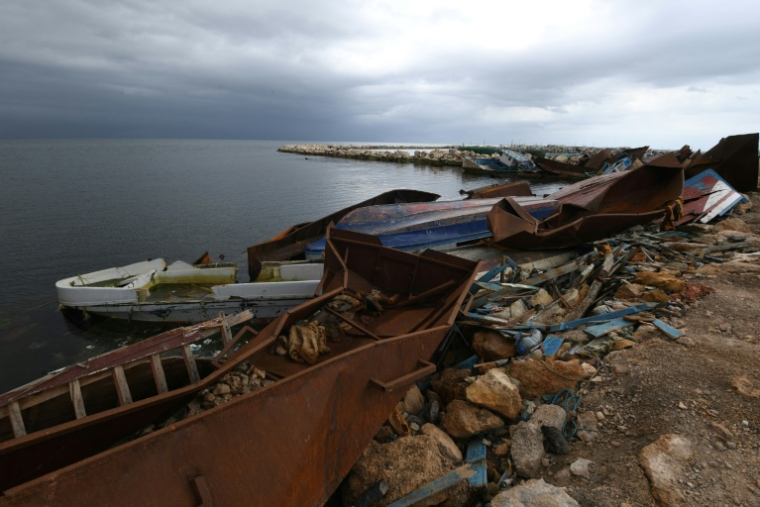 Les restes d'embarcations utilisées par des migrants pour traverser la Méditerranée et rejoindre l'Europe sont éparpillés le long du port d'El-Amra, en Tunisie, le 24 avril 2024 ( AFP / FETHI BELAID )