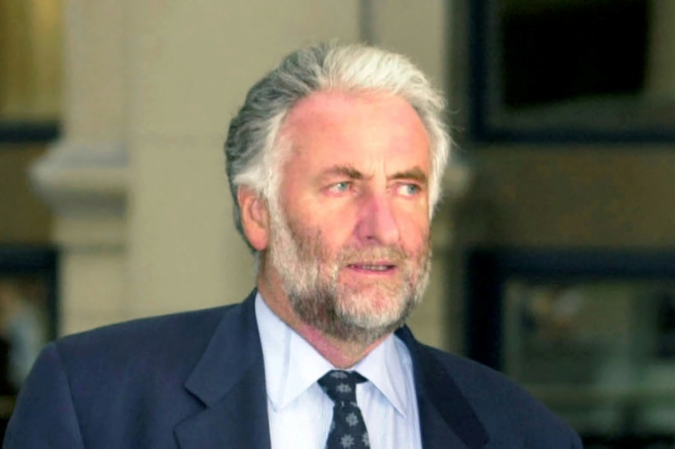 Loïck Le Floch-Prigent, ancien patron de Elf, arrive au tribunal à Paris, le 24 janvier 2001 ( AFP / Eric Feferberg )